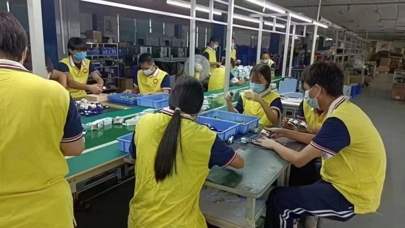 住家保姆VS月嫂：家庭育儿选择的经济考量
